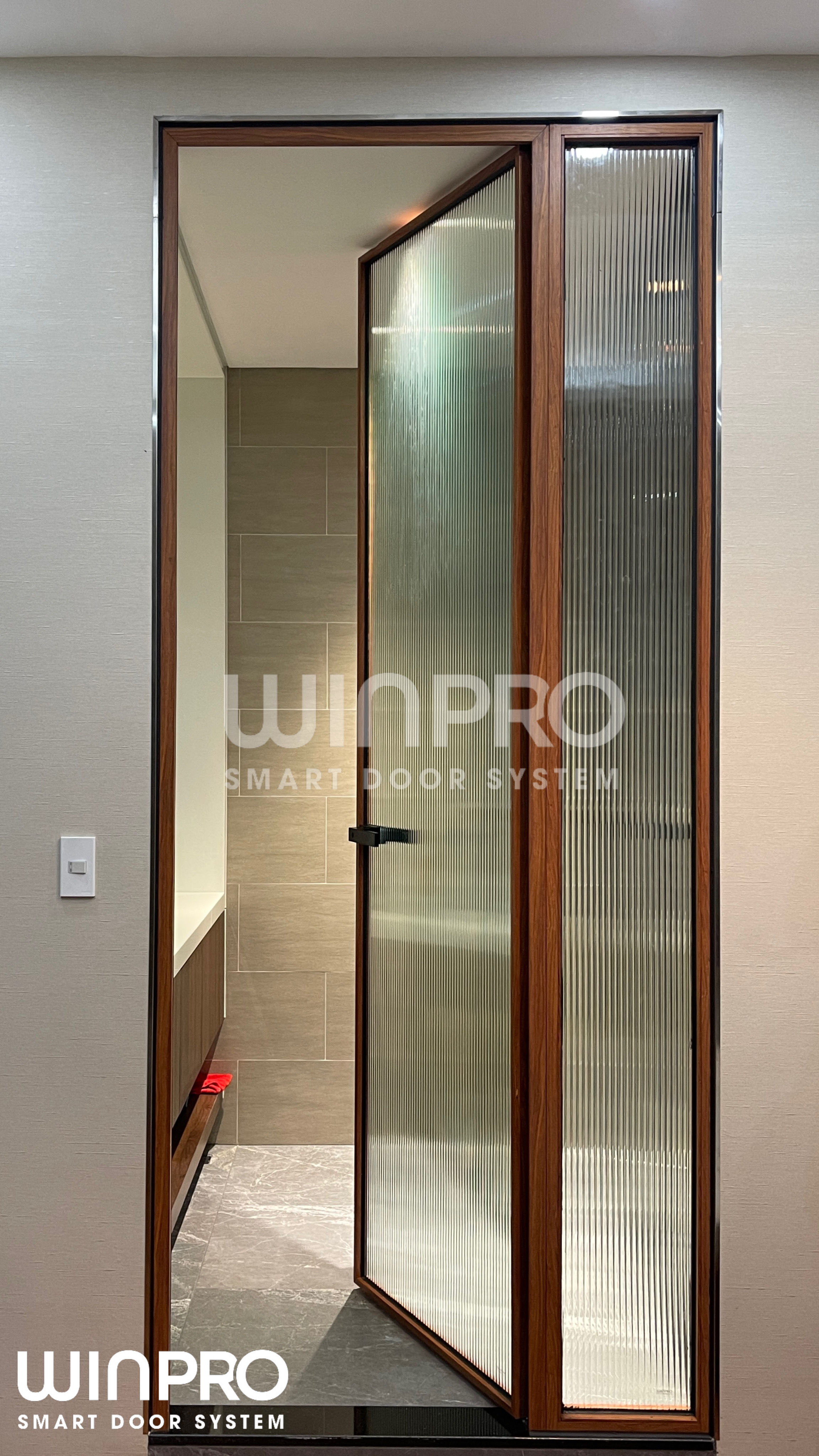 Cửa Nhôm Slim Mở Quay 1 Cánh Màu Vân Gỗ Gõ Đỏ – Sự Tinh Tế Và Sang Trọng Cho Ngôi Nhà Của Bạ